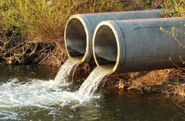 C 1 января 2026 года вступили в силу скорректированные ставки платы за сброс железа в водные объекты